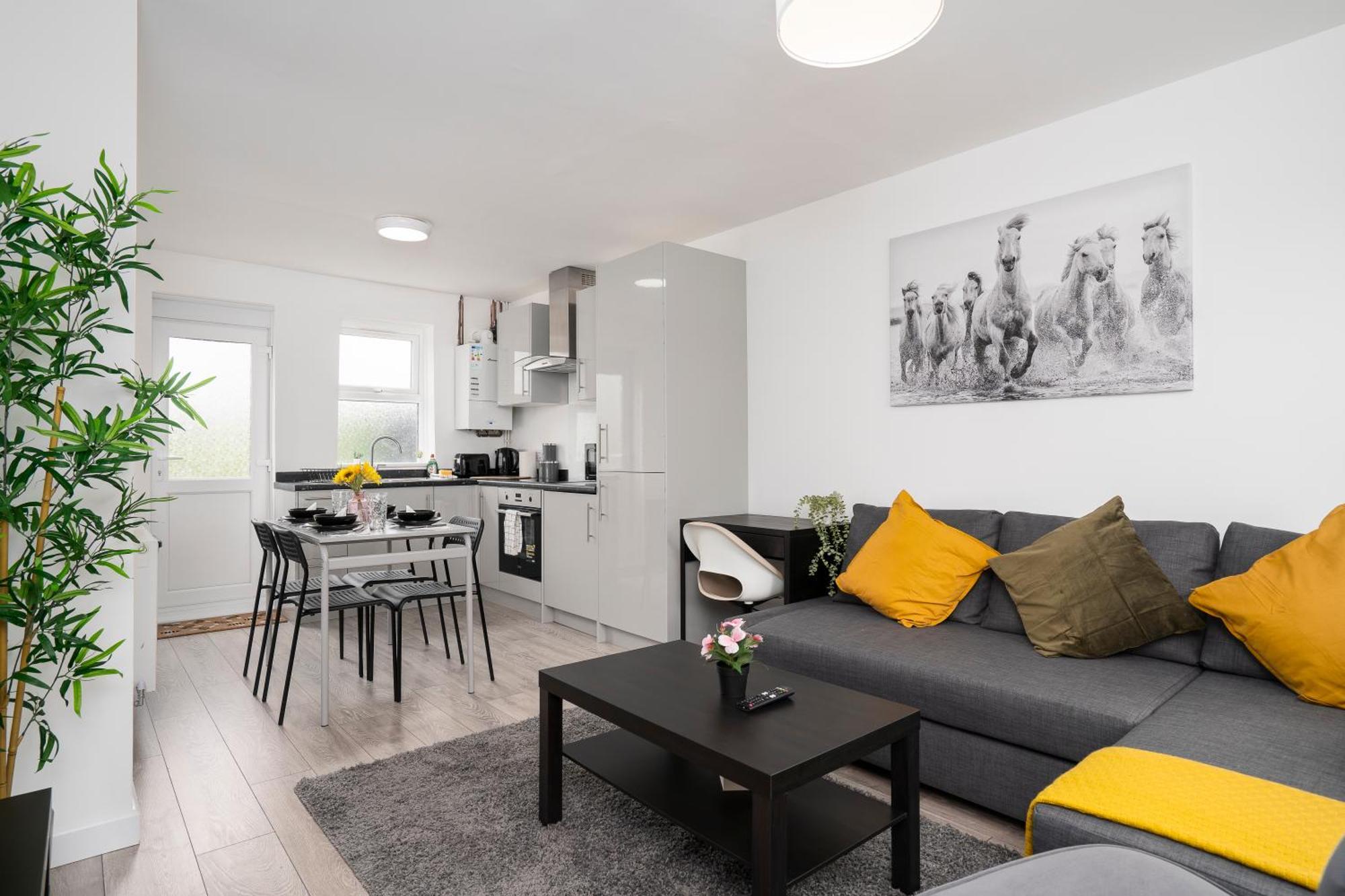 Modern 4 Bed House-Free Parking Apartment Burton  Bagian luar foto