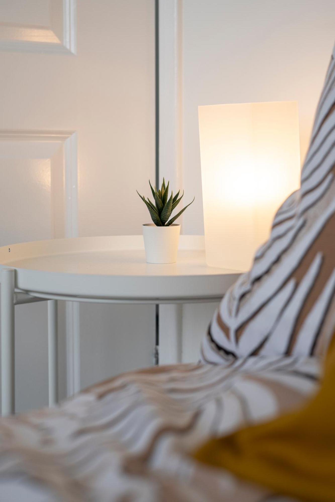 Modern 4 Bed House-Free Parking Apartment Burton  Bagian luar foto
