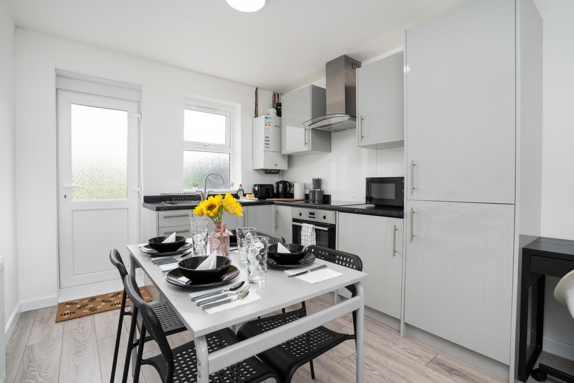Modern 4 Bed House-Free Parking Apartment Burton  Bagian luar foto